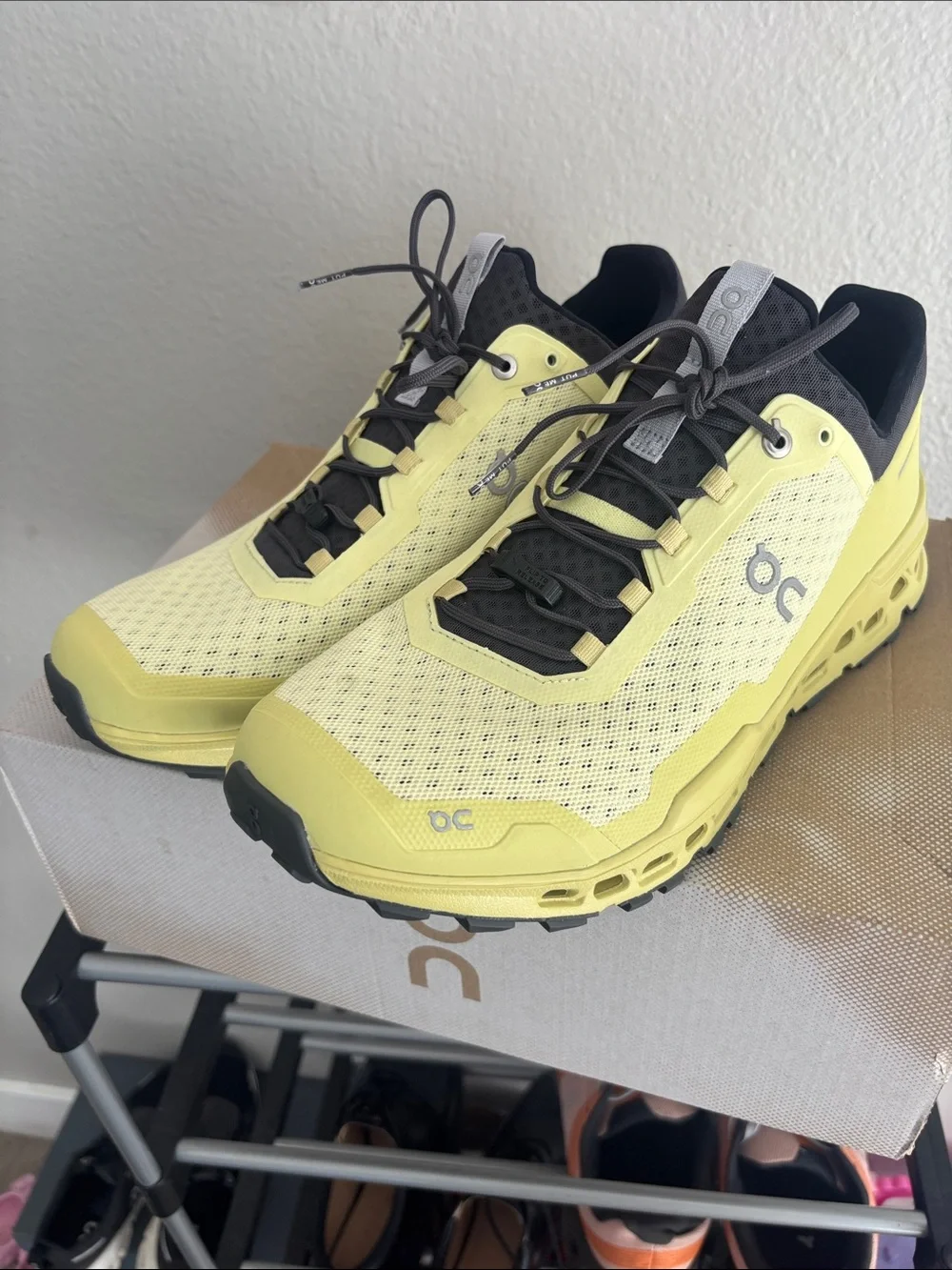On Running Men’s limelight and Black Trail Running Shoes
